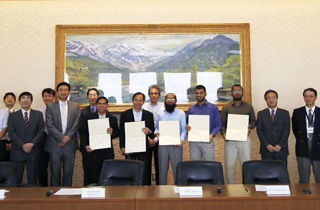 両国関係者による記念写真