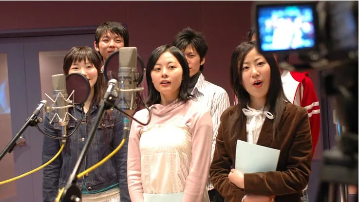 学生たちがマイクに向かっている様子