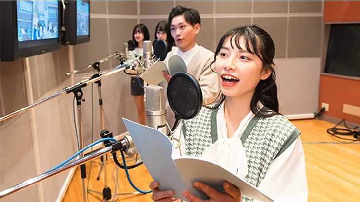 台本を持ちながらマイクに向かう学生たち