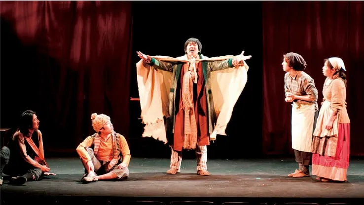 舞台上で演技をしている学生たちの様子