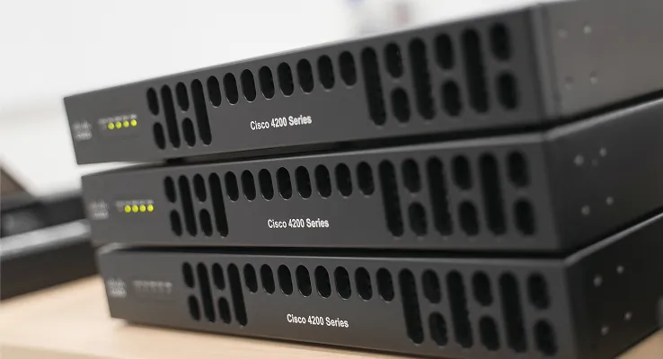 机の上に置かれたネットワーク機器