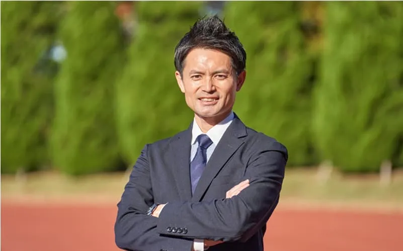 腕組みをしている長谷川 浩司先生