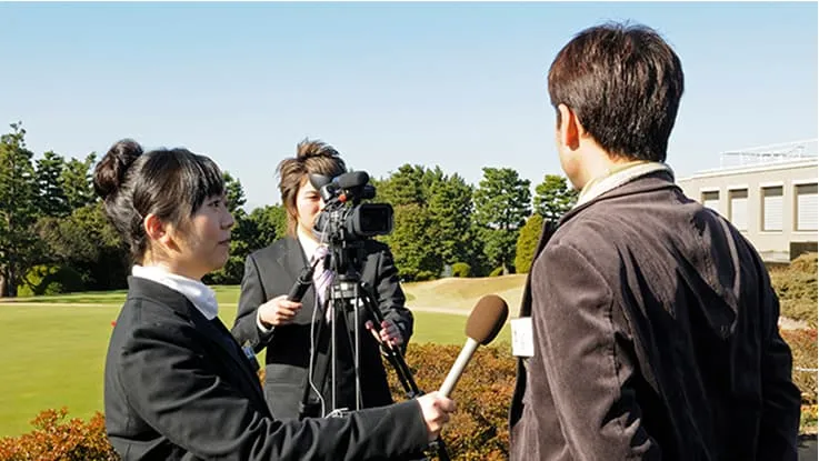 学生たちがインタビューをしている様子