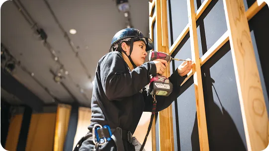 電動ドライバーでねじを取り付けている様子