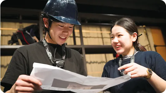 学生が笑顔で会話をしている様子