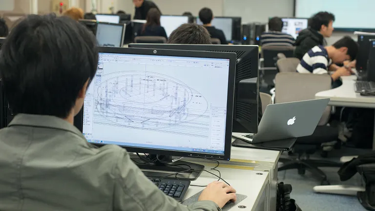 学生たちがPCを使用して学習している様子