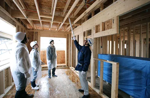 学生たちが現場を訪れて実習を受けている様子