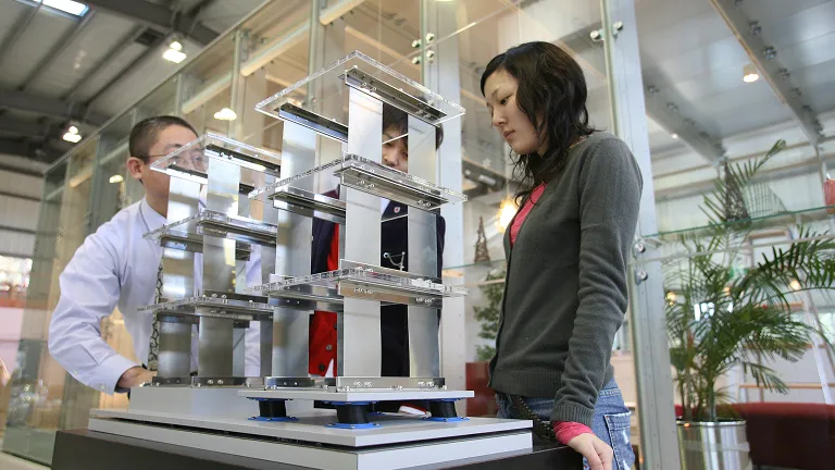 学生たちが住宅の構造や設備について学んでいる様子