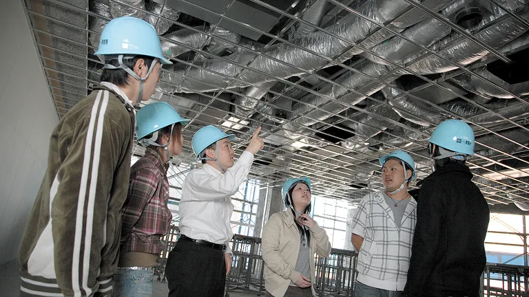 学生たちがビルの設備実習を受けている様子