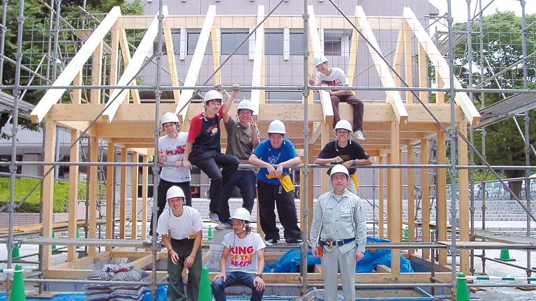 建築物の前で撮影された学生たちの集合写真