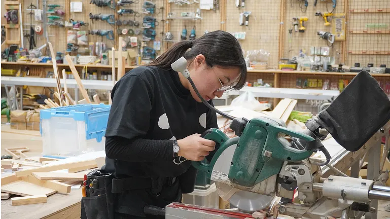 学生が専用の工具を使って作業している様子
