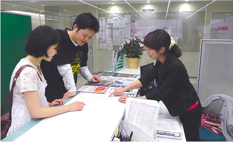 先生が学生たちに説明をしている様子