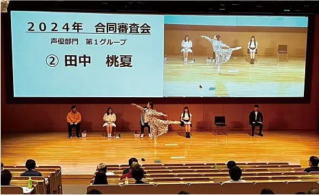 学生が舞台上でダンスをしている様子