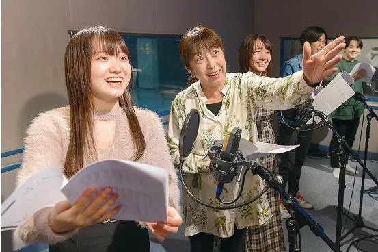 マイクの前で学生に指導する冨永 みーな先生