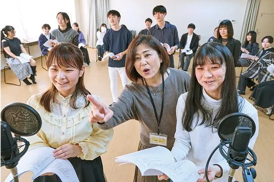 マイクの前で学生に指導する渕崎 ゆり子先生