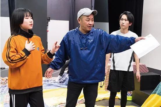 学生に指導する成清 正紀先生