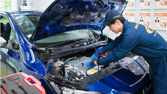 学生が自動車の整備をしている様子