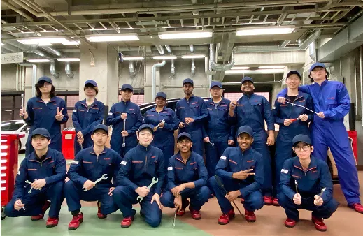 大勢の学生たちの集合写真