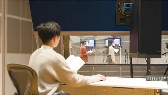 アフレコを見守る学生の様子