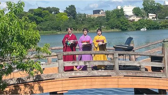 橋の上で記念撮影をする着物姿の学生たち