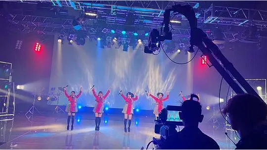 舞台上でダンスをしている学生たち