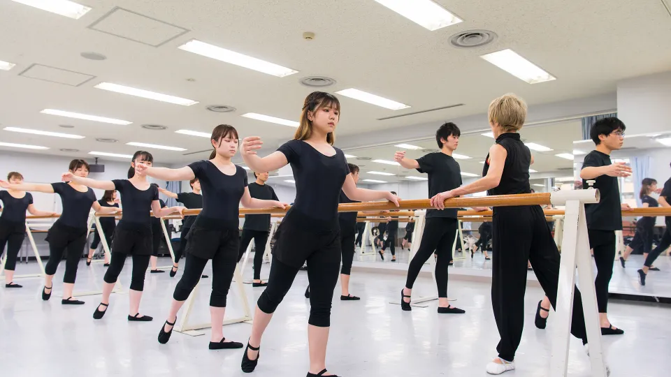 舞台上でダンスをしている学生たち