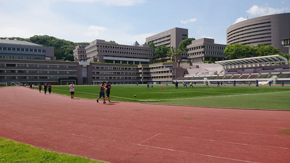 舞台上でダンスをしている学生たち