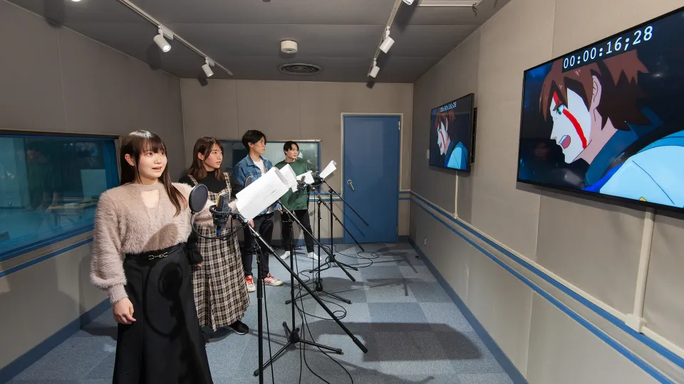 舞台上でダンスをしている学生たち