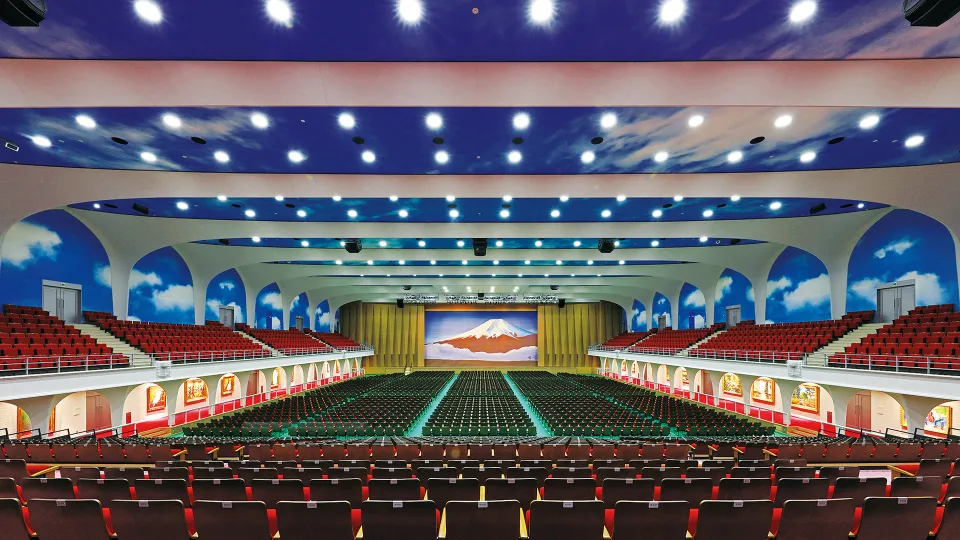 舞台上でダンスをしている学生たち