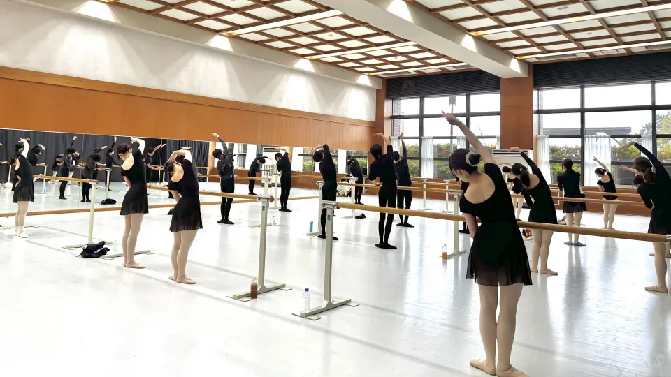 舞台上でダンスをしている学生たち