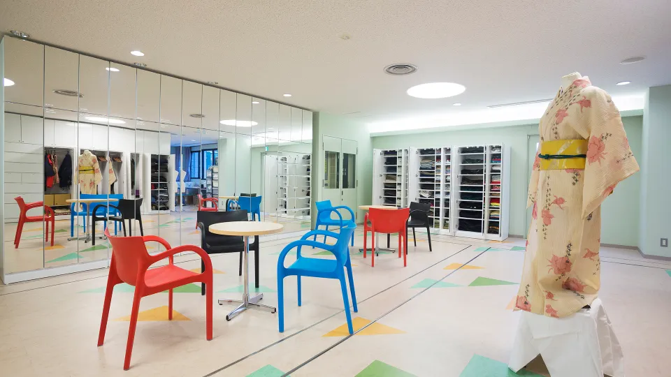 舞台上でダンスをしている学生たち