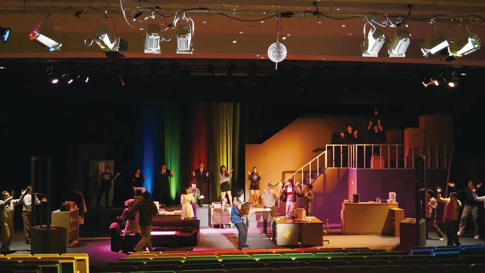 舞台上でダンスをしている学生たち