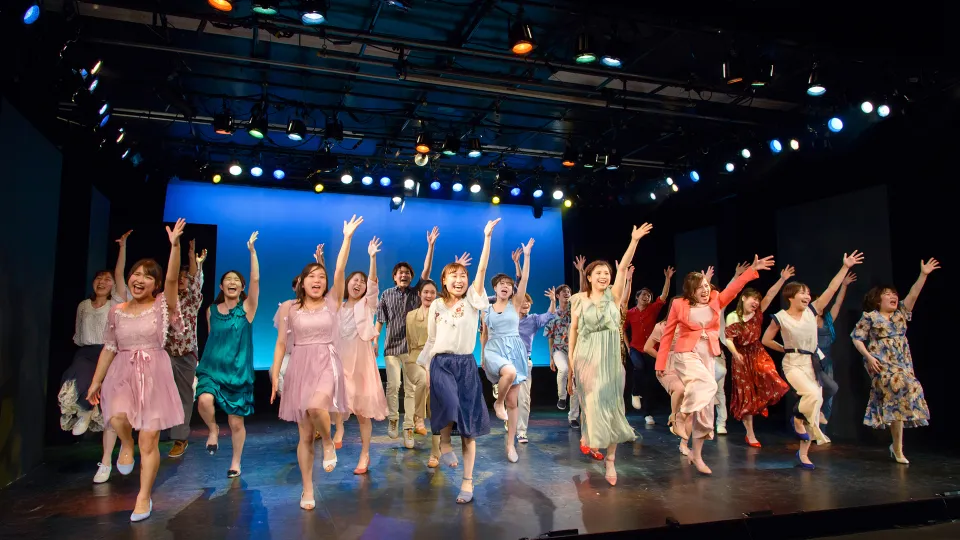 舞台上でダンスをしている学生たち