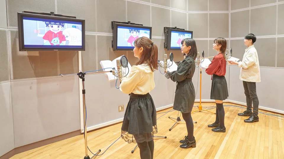 舞台上でダンスをしている学生たち