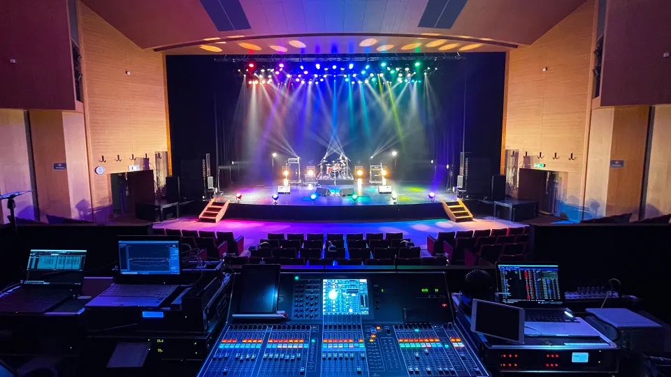 舞台上でダンスをしている学生たち