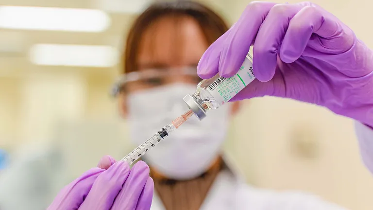 学生が注射器を使って実験を行っている様子