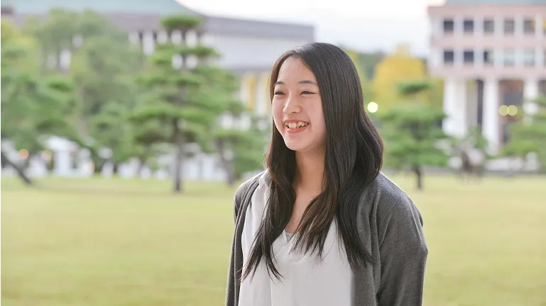 屋外で笑顔で話す石田 鈴さん