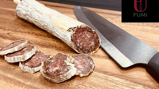 包丁でカットされた薔薇入り白カビサラミ『FUMI』