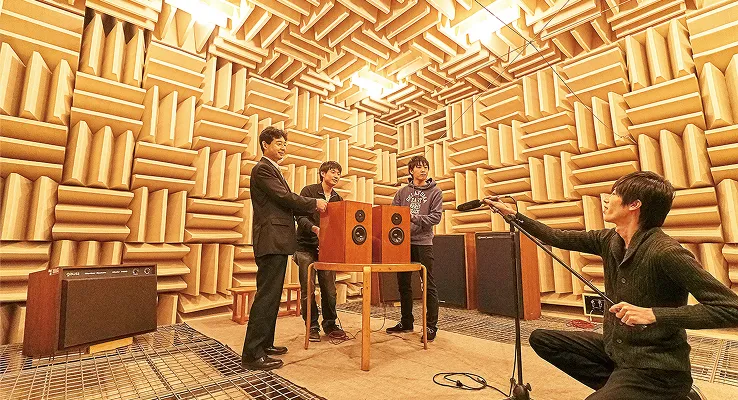 学生たちが八王子キャンパスの無響室で測定を行っている様子