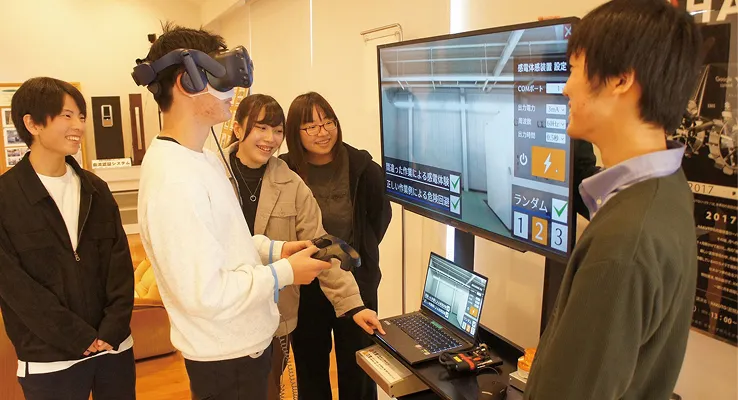 学生たちがデジタル家電を使って実験を行っている様子