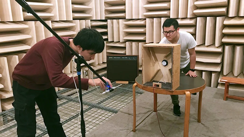 学生たちが制作したスピーカーを調整している様子