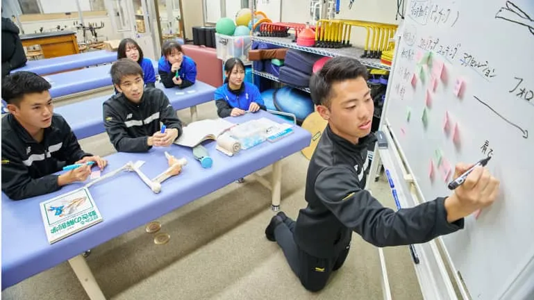 学生たちが座学で学んでいる様子