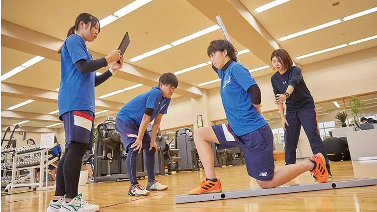 学生たちが検査や測定を行っている様子