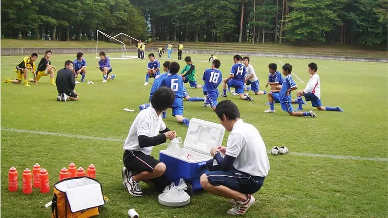 ストレッチをしている学生たちと、AT演習を行っている学生たちの様子