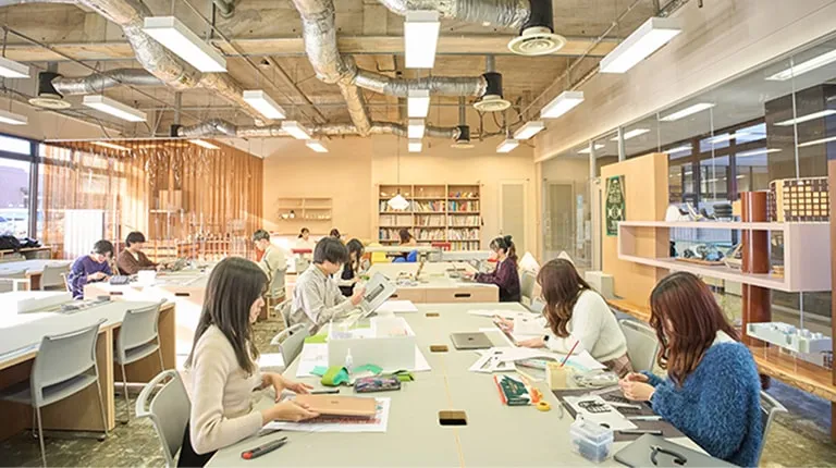 熱心に作業に取り組む学生たち