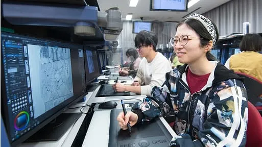 赤いショートヘアの女の子がメガホンを持つアニメイラスト