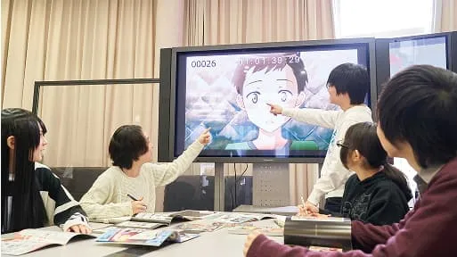 赤いショートヘアの女の子がメガホンを持つアニメイラスト