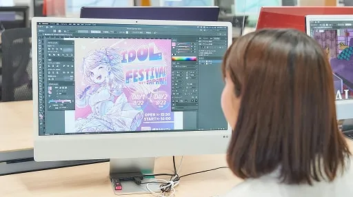 学生がデザインソフトを使って作業をしている様子