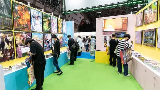 展示された学生作品の前で立ち止まる人々の様子