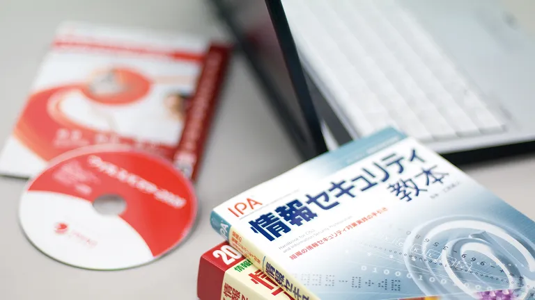 机に置かれたパソコンと教材